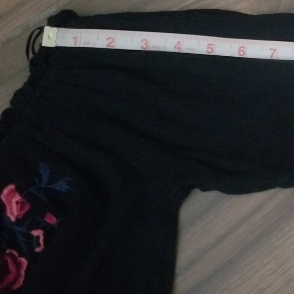 women's HOLLISTER off the shoulder TOP black EMBROIDERED FLOWERS size SMALL - Picture 7 of 8